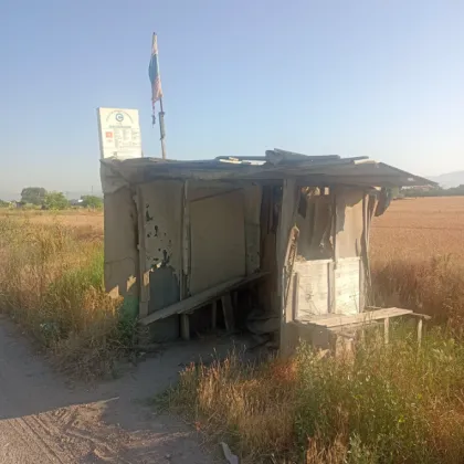 Снимка на автобусна спирка в окаяно състояние намираща се край