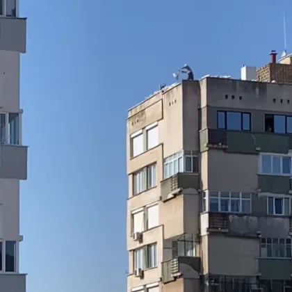 Така ли се прави? Тежки чували летят от покрива на блок ВИДЕО