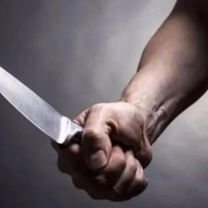 Жена е в болница с тежка прободна рана след като