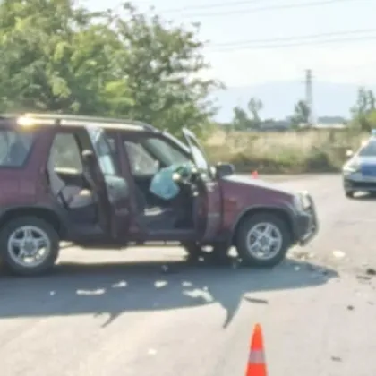 Жена и две деца са в болница след катастрофа в Пазарджишко