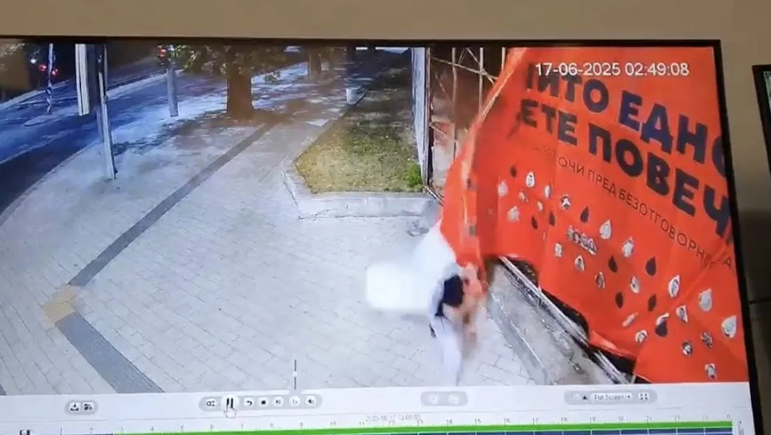 Прокуратурата се самосезира за посегателството върху плакат на кампанията "Нито едно дете повече"