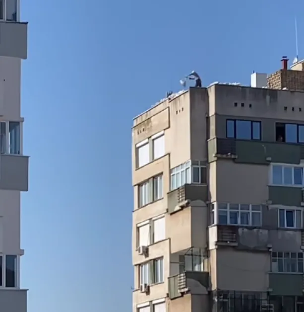 Така ли се прави? Тежки чували летят от покрива на блок ВИДЕО