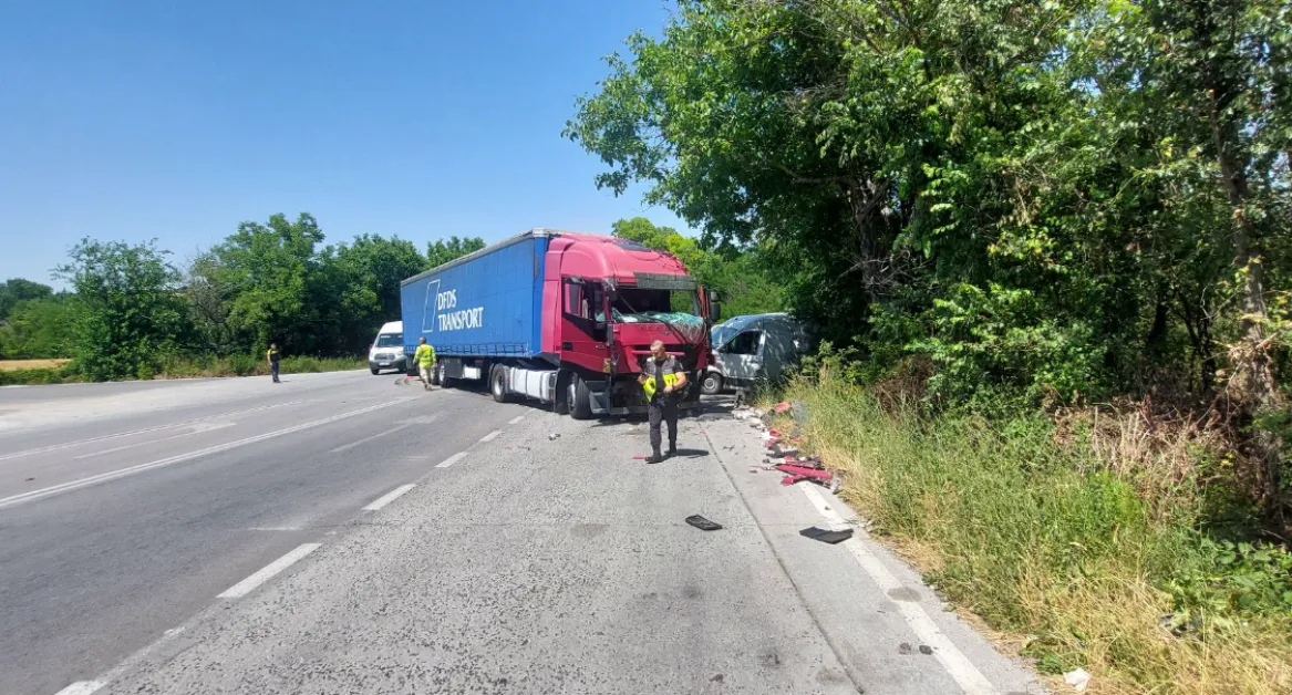 Появи се шокиращо ВИДЕО на тежката катастрофа, в която бус връхлетя камион