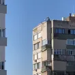 Така ли се прави? Тежки чували летят от покрива на блок ВИДЕО