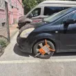 В Плевен не си падат по културата? Закопчаха със скоби колите на театъра СНИМКИ
