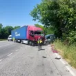 Тежка катастрофа: Бус връхлетя камион с бясна скорост ВИДЕО