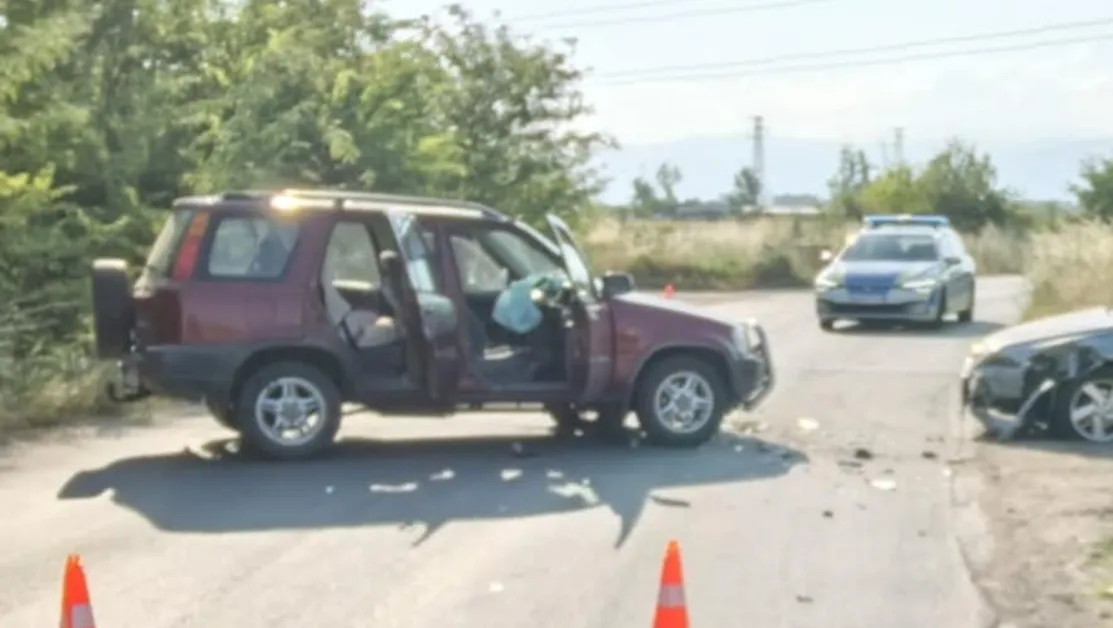Жена и две деца са в болница след катастрофа в Пазарджишко