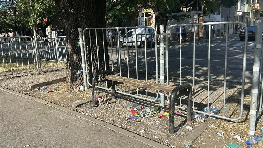 Апел към ученици в Русе: Моля ви, ползвайте кошчетата за боклук! СНИМКИ