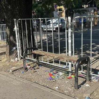 Апел към ученици в Русе: Моля ви, ползвайте кошчетата за боклук! СНИМКИ