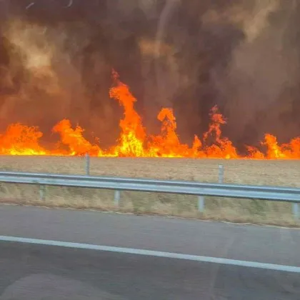 Голям пожар избухна на автомагистрала Тракия в участъка от Пловдив