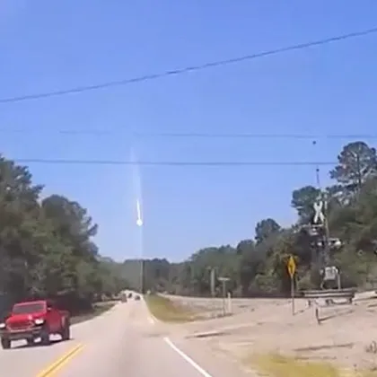 Огнена топка падаща вертикално от небето беше видяна в няколко