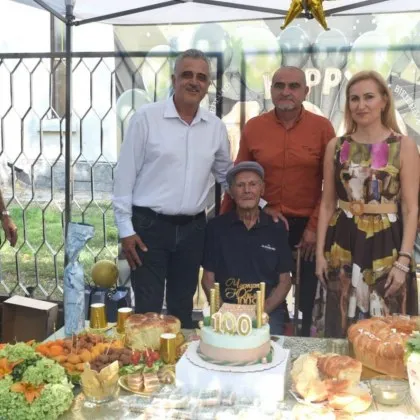 Стотици жители на Рогош се събраха в парка пред църквата