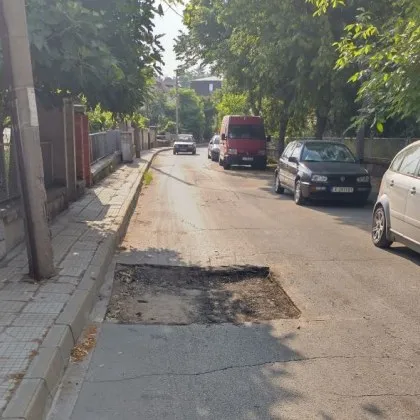 В живописния Димитровград сред спокойствието на сенчестите улици и паркираните