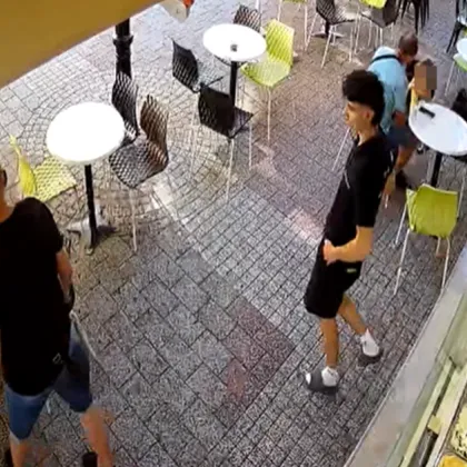 Мъж е прибрал забравен портфейл от маса в сладкарница на