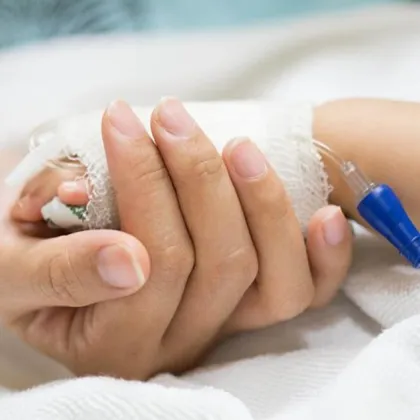 Младо семейство чието 3 годишно дете е със сериозни изгаряния и