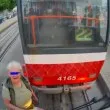 Дама опита да се намърда между трамваи в София, скара се на ватмана