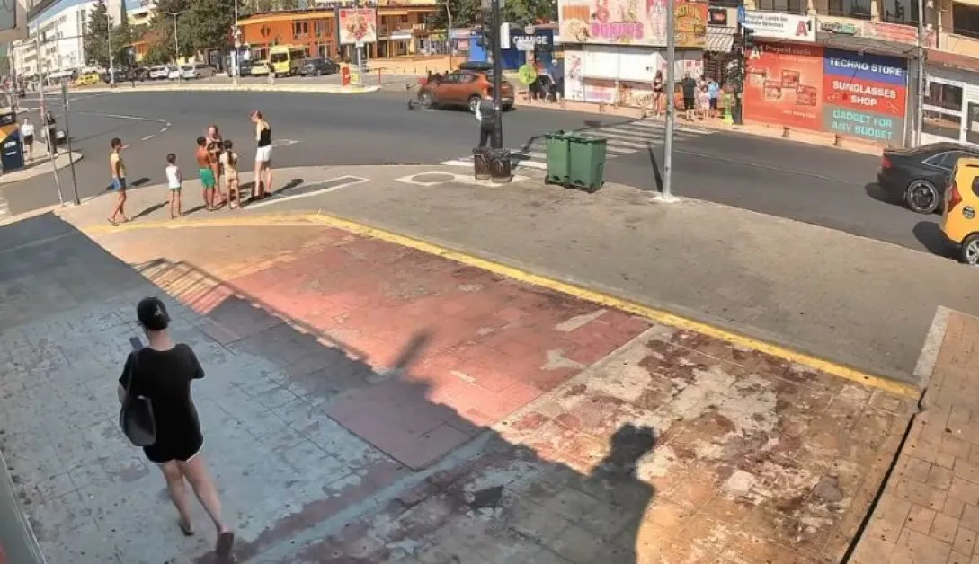 Жив по чудо: ВИДЕО запечата как кола помете 16-годишен с тротинетка