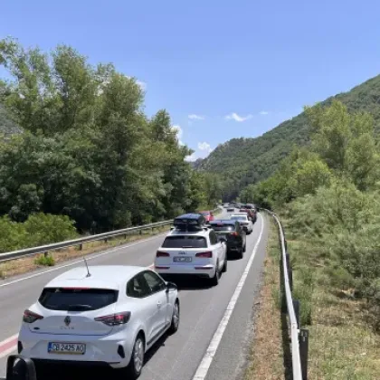 Километрично задръстване се образува в Кресненското дефиле което причинява сериозни