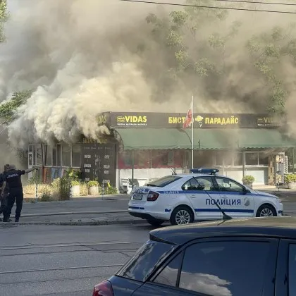 Голям пожар е обхванал заведение в София съобщиха очевидци в