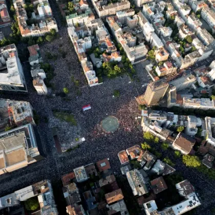 Десетки хиляди студенти и протестиращи срещу корупцията се събраха на