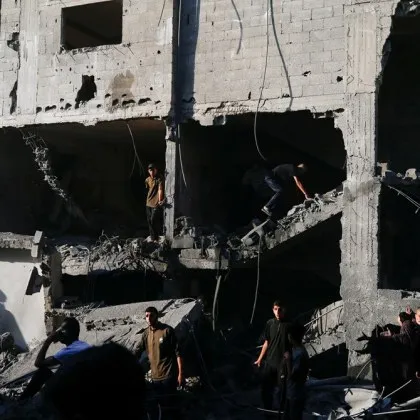 Най малко 60 души са били убити при израелски удари в