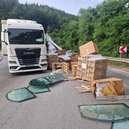 Излезе официалната информация за катастрофата между тежкотоварен камион и лека