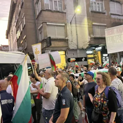 Протестиращите срещу еврото стигнаха Дома на Европа, униформени направиха кордон