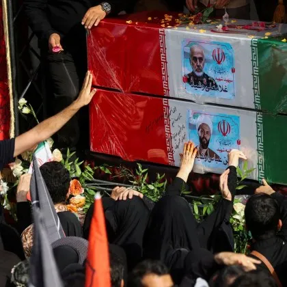 Хиляди хора излязоха по улиците на Техеран за да скърбят