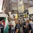 Протестиращите срещу еврото стигнаха Дома на Европа, униформени направиха кордон