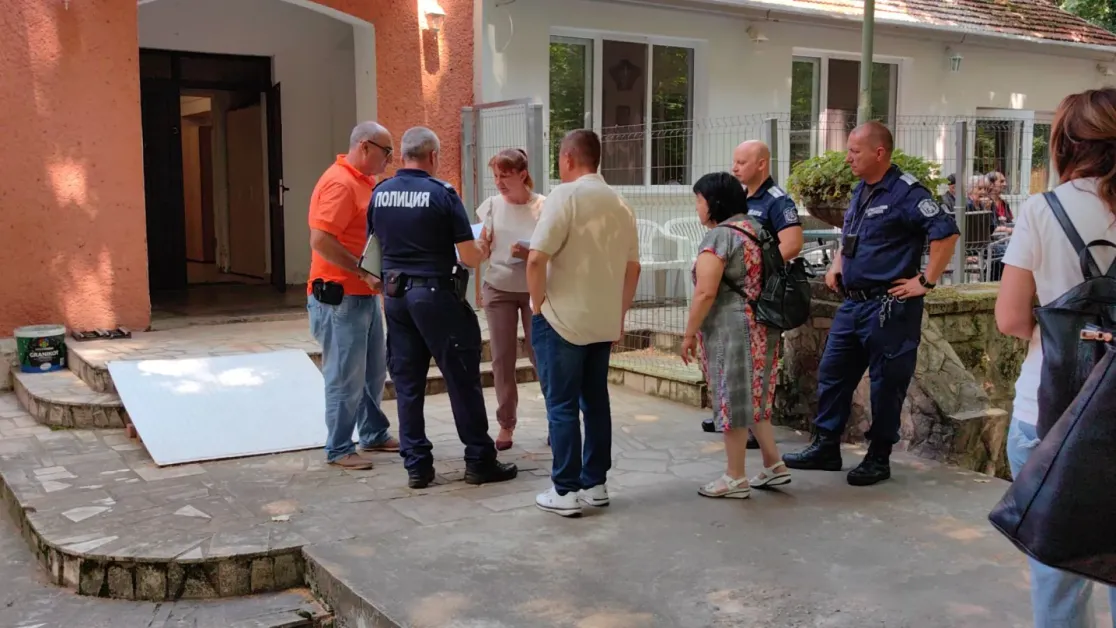 Затвориха хоспис в Русе заради нарушения, изведоха възрастните