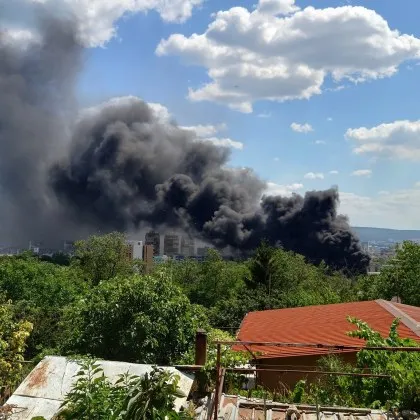 Огромен пожар бушува във Варна, гори покривът на университет ВИДЕА
