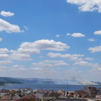 Голям пожар избухна в близост до крайезерния път на град