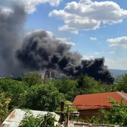 Пожарът в двора на Техническия университет във Варна за който