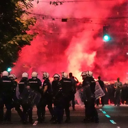 Сблъсъци между протестиращи и униформени в Белград, използваха сълзотворен газ СНИМКИ