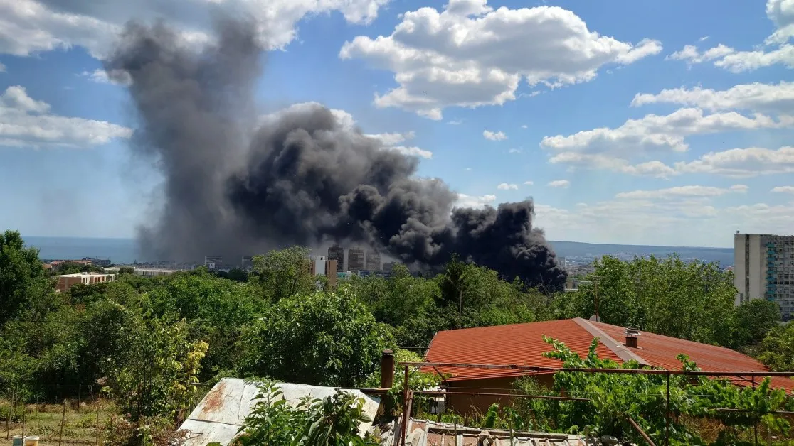 Огромен пожар бушува във Варна, гори покривът на университет ВИДЕА