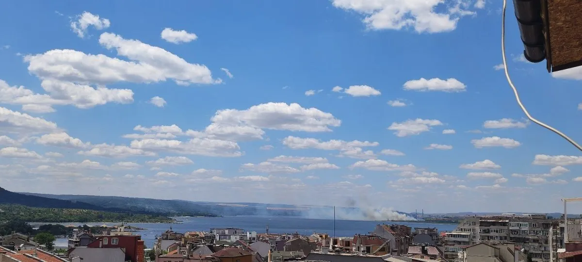Пожар избухна във Варна ВИДЕО и СНИМКИ