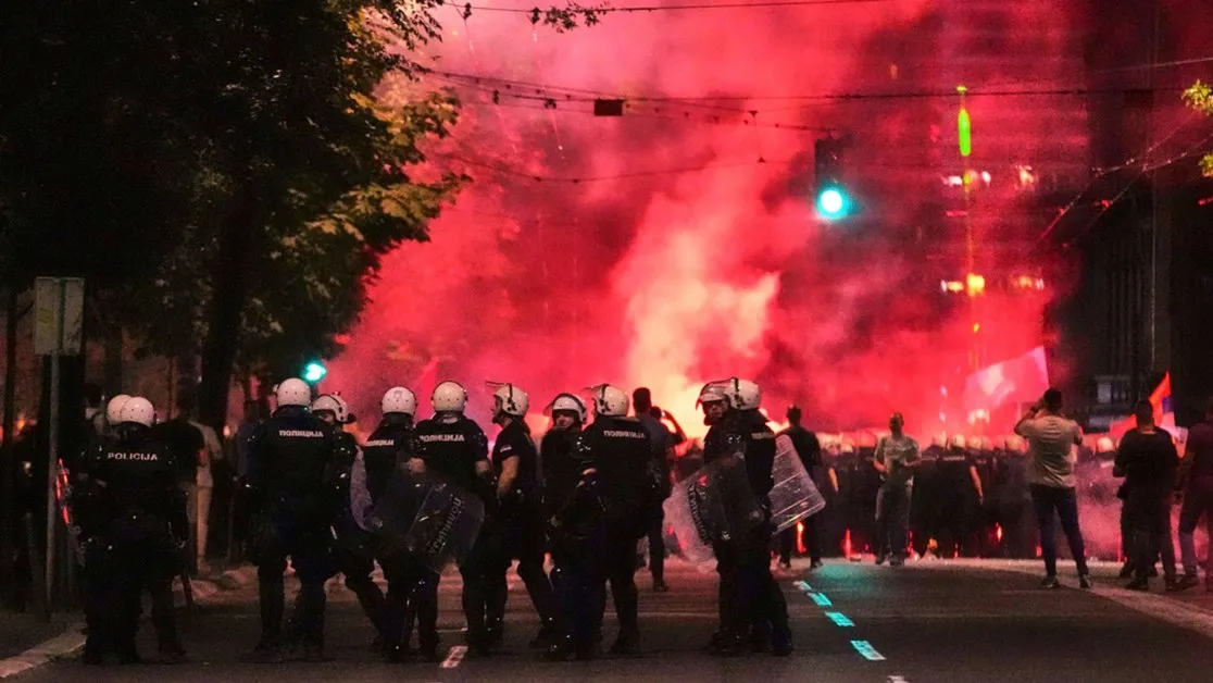 Сблъсъци между протестиращи и униформени в Белград, използваха сълзотворен газ СНИМКИ