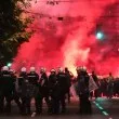 Сблъсъци между протестиращи и униформени в Белград, използваха сълзотворен газ СНИМКИ