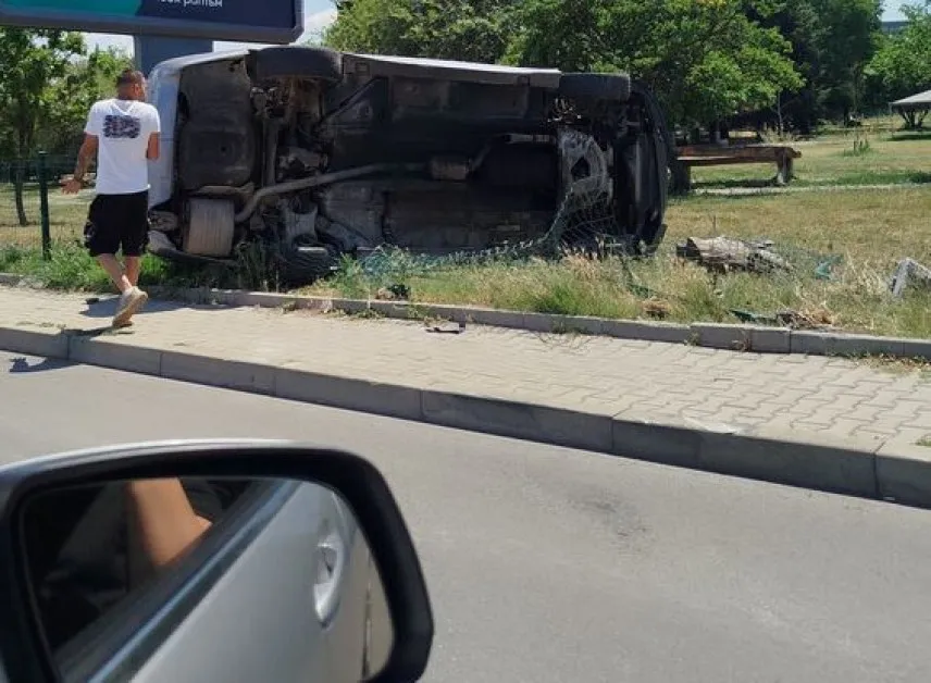 Автомобил се обърна в Стара Загора СНИМКИ