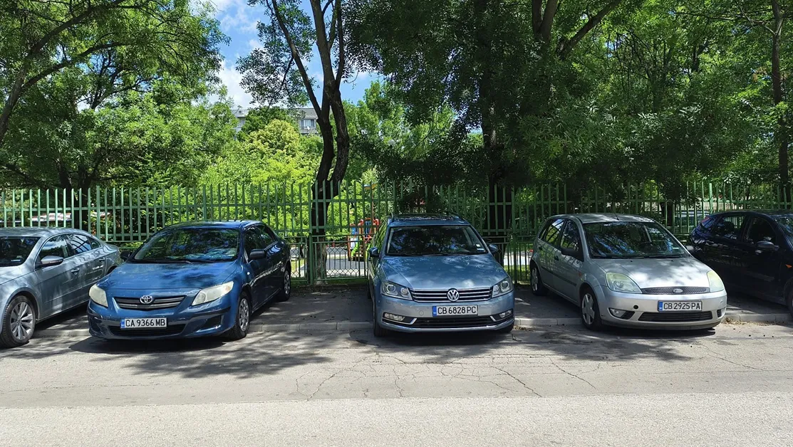 Автомобили окупираха тротоар в столичен квартал СНИМКИ