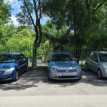 Автомобили напълно блокираха тротоара край 32 ОДЗ Българче в столичния