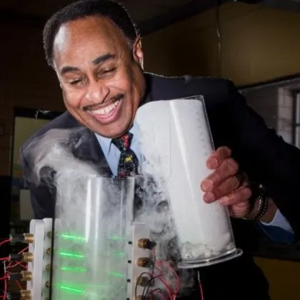 В продължение на десетилетия американски физик теоретик пазел в тайна манията