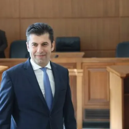 Кирил Петков депозира в деловодството на Народното събрание заявление за