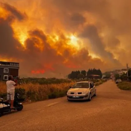 Повече от хиляда пожарникари подкрепени от 11 самолета и 27