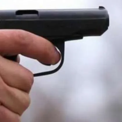 Мъж извади пистолет и заплаши любовна двойка в колата им