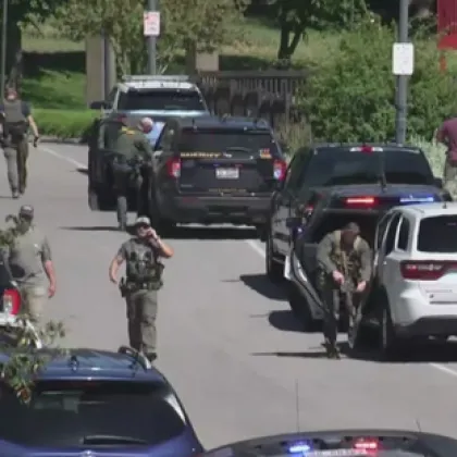 Най малко двама пожарникари бяха убити вчера от снайперист в американския