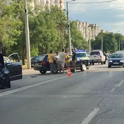 Тежка катастрофа затрудни трафика в късния следобед на кръстовището между