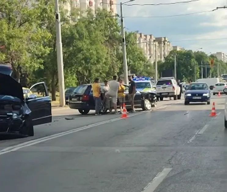 Тежка катастрофа блокира трафика на ключово кръстовище в София ВИДЕО
