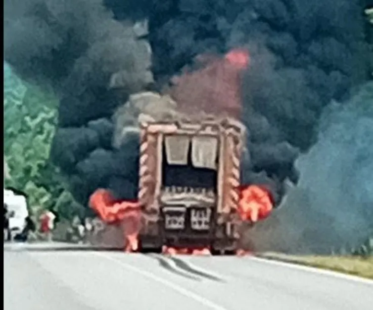 Камион се запали, блокира път ВИДЕО