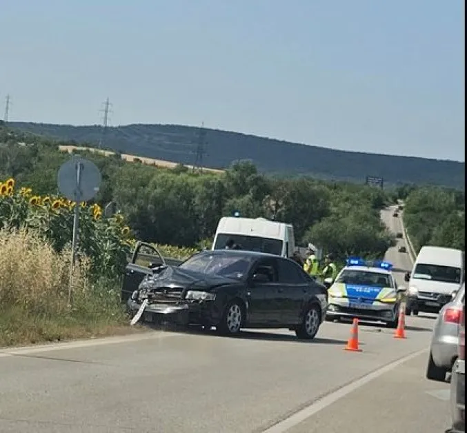 Катастрофа на пътя Плевен - Ловеч, пристигнаха медици и полицаи СНИМКА